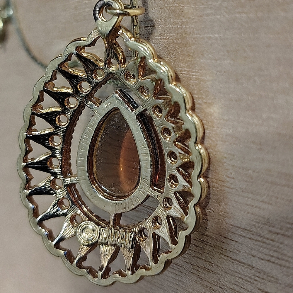 Vtg 1974 Sarah Coventry Amber Teardrop Goldtone Pendant 1.5” - Picture 3 of 6